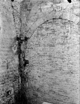 845576 Afbeelding van een muur met bouwsporen in, vermoedelijk, de Nicolaikerk (Nicolaaskerkhof) te Utrecht tijdens een ...